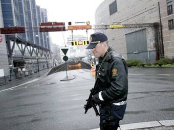 Норвежский полицейский во время операции. Фото (c)AFP Норвежский полицейский во время операции. Фото (c)AFP
