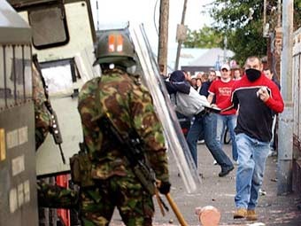В ходе беспорядков в Белфасте пострадали 27 полицейских