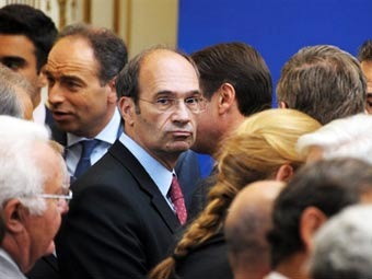 Замешанный в скандале французский министр готов уйти с партийной должности