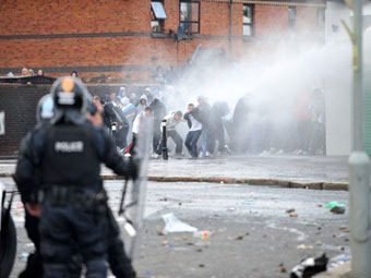 82 полицейских пострадали в ходе беспорядков в Северной Ирландии