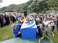 Сотни новозеландцев пришли проститься с дельфином Моко
