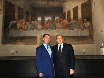 Берлускони осудили за фото с Медведевым на фоне "Тайной вечери"