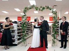 Американцы поженились в обувном магазине