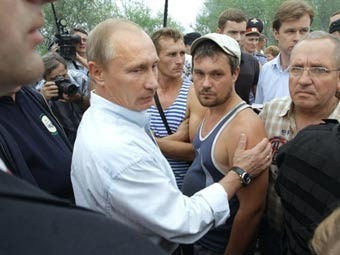 Владимир Путин общается с пострадавшими во время пожаров в Нижегородской области, фото ©AFP