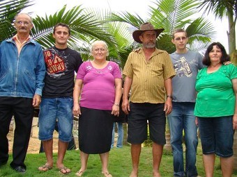 Перепутанные в роддоме бразильцы 25 лет жили с чужими родителями