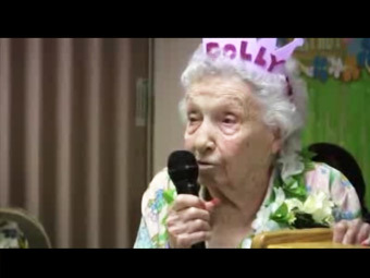 Американка отметила 100-летие вечеринкой в гавайском стиле