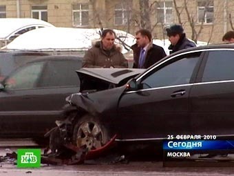"Мерседес" Анатолия Баркова на месте ДТП. Кадр телеканала НТВ, архив