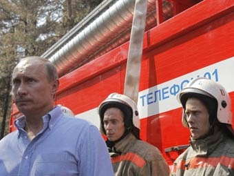 Владимир Путин и пожарные. Фото ©AFP