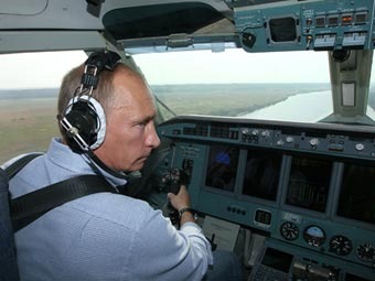 Владимир Путин в кабине Бе-200. Фото с сайта premier.gov.ru