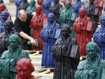 В немецком городе установили 800 разноцветных статуй Мартина Лютера