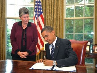Барак Обама подписывает закон о границе с Мексикой. Фото ©AFP