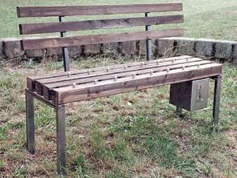 В китайском парке установили скамейки с шипами