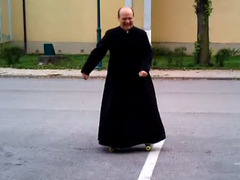 Венгерский священник преподал прихожанам урок катания на скейте