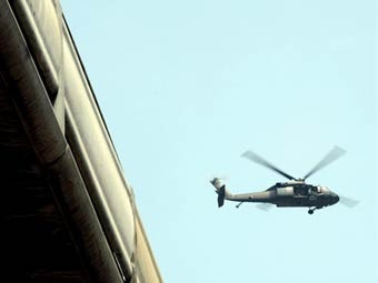Правительственный вертолет над Бангкоком. Фото (c)AFP Правительственный вертолет над Бангкоком. Фото (c)AFP