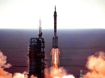 Ракета-носитель Long March 2F выводит на орбиту корабль "Шэнчжоу-5". Фото пользователя AAxanderr с сайта wikipedia.org