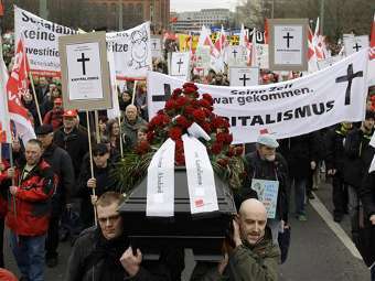 Символические похороны капитализма демонстрантами в Берлине. Фото ©AP