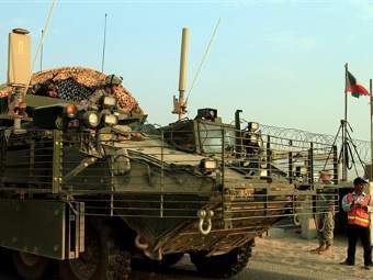 Бронемашина армии США пересекает границу Ирака с Кувейтом. Фото ©AP