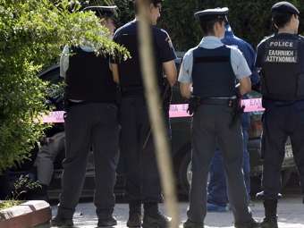 В Греции грабитель захватил заложников в банке
