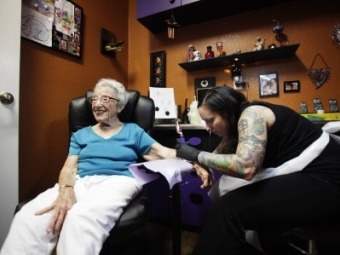 Столетняя американка сделала татуировку