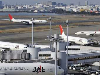 Самолеты Japan Airlines в токийском аэропорту. Фото (c)AFP Самолеты Japan Airlines в токийском аэропорту. Фото (c)AFP