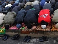 У мечети в Москве собрались 55 тысяч мусульман
