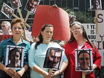 Матери арестованных в Иране туристов на акции протеста в США. Фото (c)AFP Матери арестованных в Иране туристов на акции протеста в США. Фото (c)AFP