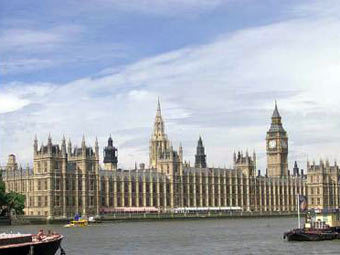 Лейбористов возмутило продление работы британского парламента