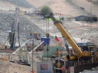 Чилийские спасатели пробурили скважину к замурованным шахтерам