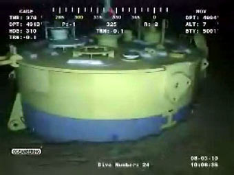 Защитный купол на аварийной скважине BP. Кадр видеозаписи, переданный по каналам ©AFP Защитный купол на аварийной скважине BP. Кадр видеозаписи, переданный по каналам ©AFP