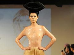 Коллекцию французского дизайнера в Лондоне представили голые модели