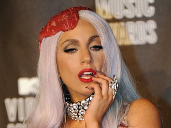 Леди Гага в мясном платье возглавила список безвкусно одевающихся звезд