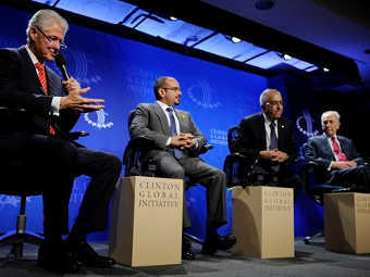 Встреча Clinton Global Initiative, на которой обсуждались вопросы мирного урегулирование на Ближнем Востоке (крайний слева - Билл Клинтон). Фото (c)AP Встреча Clinton Global Initiative, на которой обсуждались вопросы мирного урегулирование на Ближнем Востоке (крайний слева - Билл Клинтон). Фото (c)AP