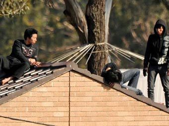 Китайские беженцы забрались на крышу миграционного центра в Сиднее