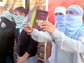 Британские националисты задержаны за сожжение Корана