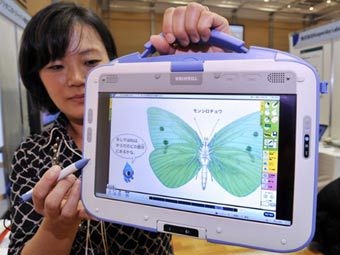 Япония заменит бумажные учебники электронными