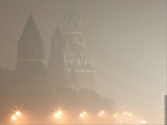 Ночью в Москве во время августовского смога. Фото Антона Уханова для Ленты.Ру