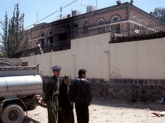 Возле здания британского посольства в Сане. Фото (c)AFP, архив Возле здания британского посольства в Сане. Фото (c)AFP, архив