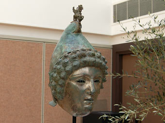 Найденный археологом-любителем римский шлем продали за 3,6 миллиона долларов