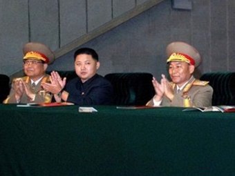 Ким Чон Ын (в центре) на стадионе в Пхеньяне 9 октября. Фото ©AFP / KCNA via KNS