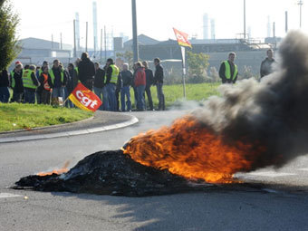 Марсельские грузчики заблокировали поставки нефти во Францию
