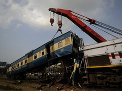 Поезд врезался в толпу бангладешских оппозиционеров
