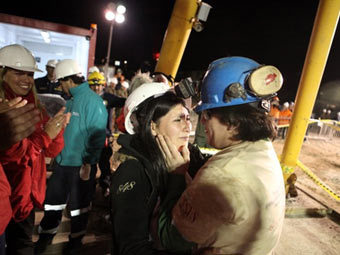 Чилийский художник создал 33-этажный крест для замурованных шахтеров
