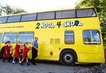 Директор школы превратил двухэтажный автобус в классную комнату