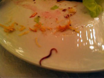 Фотография салата с червем, размещенная, а затем удаленная из микроблога губернатора Дмитрия Зеленина