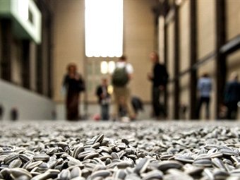 Лондонская галерея запретила топтать фарфоровые семечки