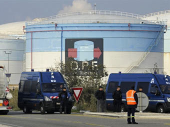 Французские полицейские разблокировали часть бастующих нефтехранилищ