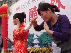В Китае состоялся конкурс по скоростному поглощению уксуса