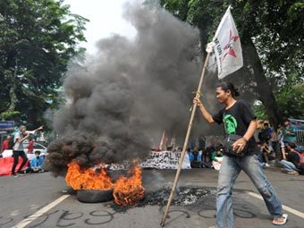 В столице Индонезии полиция применила против манифестантов газ