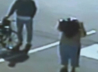Женщина с мусорным пакетом на голове попыталась ограбить магазин
