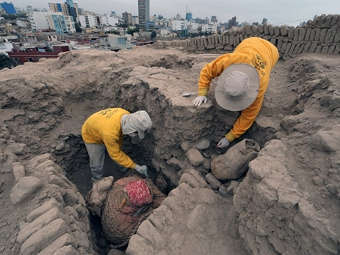 Археологи на месте обнаружения мумий. Фото ©AFP